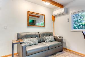 Riverfront Sandy Retreat, Fish and Kayak On-Site