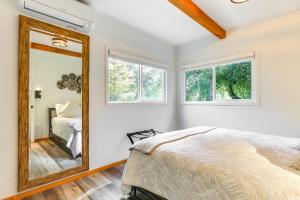 Riverfront Sandy Retreat, Fish and Kayak On-Site