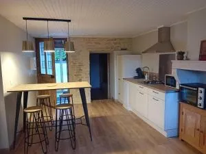 Petite maison en pierre au calme avec extérieur - Chardonnay