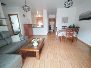 LA8 2 bedroom top floor sunny apartment close to beach