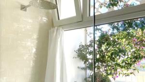 Chambre avec salle de bain privée et balcon végétal à Lisbonne Amoreiras