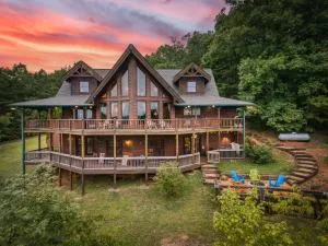 Sky High Lodge by BK Stays. Large Cabin. Amazing Views. Game Room. Jacuzzi. Six Bedrooms. Sleeps 12 - Blairsville