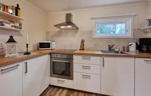 Lovely Home In Vänersnäs