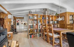 Beautiful Home In Hadsund With Wifi