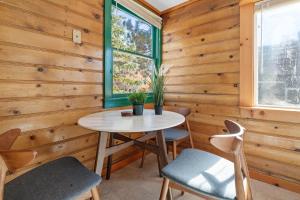 Dukes Cabin - Cute, Cozy, and Newly Remodeled in Great Location!