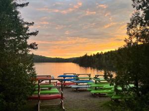 Chalet Mon Repos - Lac Sarrazin avec embarcations