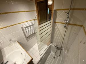 Résidence Fermes De Meribel Bat B - Appartement 2 pièces 4 personnes à Méribel Village aux pieds des pistes et accès à la piscine chauffée MAE-8991