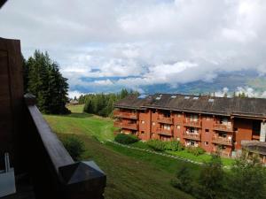 Résidence Saint Bernard - Appartement de charme pour 6 personnes, dans une résidence skis aux pieds avec accès piscine et parking privé dans le village du MAE-8971