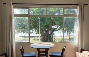 Apartamento com vista pro mar no Centro de Ubatuba - com estacionamento 2 quartos e cozinha completa