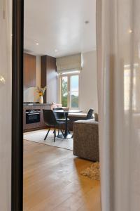 Classy 1BR Apartment Overlooking a Beautiful Park