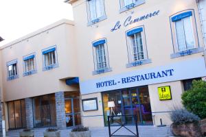 Hotels Logis Le Commerce : photos des chambres