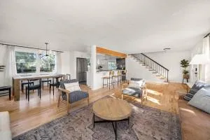 Beautiful 3 story villa with room for 17 people - outdoor POOL and indoor SAUNA - Chewelah