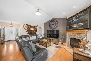 Luxury Desert Mountain Retreat 5 BDs 12 ppl Dogs OK near Speedway, Lakes, Snow, Casinos - Clark