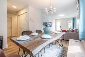 10-Min La Ronde Ride! Cozy 3-BR Apt with Free Parking - Saint-Hubert