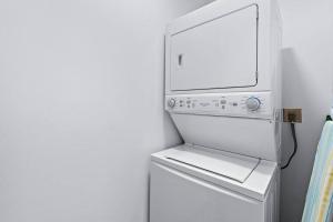 Gav5 New Modern Condo Walking Distance to Beach