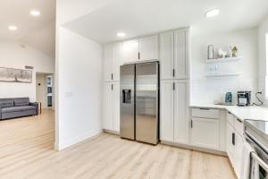 Pool, Basketball and BBQ! Glendale Group Getaway