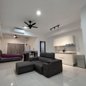 1 Bed Queen Suites at EduSentral for 2 Guests - Kampong Meru