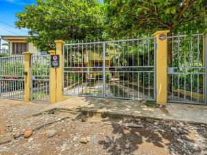 LSI1 Cozy 2 Bdrm Villa Central and Steps to Beach