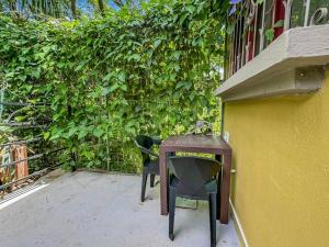 LSI1 Cozy 2 Bdrm Villa Central and Steps to Beach