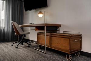 One-Bedroom King Suite with Sofa Bed room in Courtyard Columbus Airport