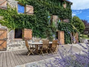 Gîte d'exception avec spa, jardin paysagé et équipements haut de gamme à Blanlhac - FR-1-582-201 - Roche-en-Régnier