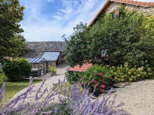 Gîte dexception avec spa, jardin paysagé et équipements haut de gamme à Blanlhac - FR-1-582-201