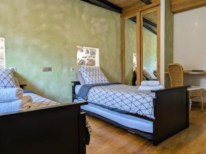 Maisons de vacances Gite d'exception avec spa, jardin paysage et equipements haut de gamme a Blanlhac - FR-1-582-201 : photos des chambres
