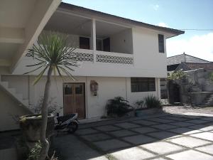 Menginap di rumah tenun Astiti