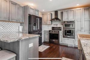 Cheerful Sister Lakes 4 bed room Lake House with Hot tub