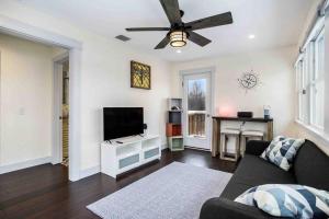 Cheerful Sister Lakes 4 bed room Lake House with Hot tub