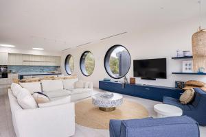 Santorini Blue Sorrento with heated spa and stunning views