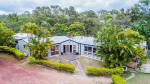 Green Dragon - Large Pet-Friendly Home with Pool & Beautiful Bushland in Agnes Water - Miriam Vale