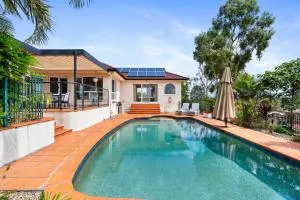 Peaceful Family Home: 4-Bed Pool Alfresco Dining - Albany Creek