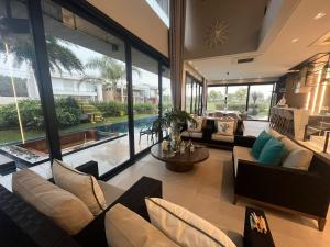 Casa Luxuosa no Condomínio Costa Serena