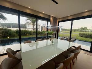 Casa Luxuosa no Condomínio Costa Serena