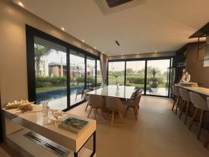 Casa Luxuosa no Condomínio Costa Serena