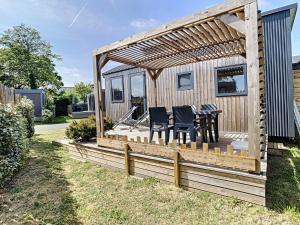 Tiny House bois avec terrasse, piscine, wifi, animaux admis, parking - 200m de la plage - FR-1-361A-88