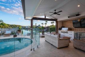 Luxe Modern Waterfront 4BR Oasis Wifi, BBQ & Pool