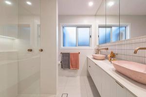 Luxe Modern Waterfront 4BR Oasis Wifi, BBQ & Pool