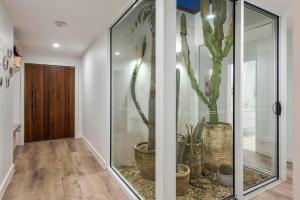 Luxe Modern Waterfront 4BR Oasis Wifi, BBQ & Pool