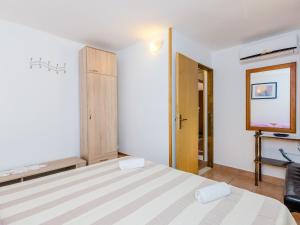 Apartments & Rooms Mihajica- Two Bedroom Apartment with Balcony and Sea View