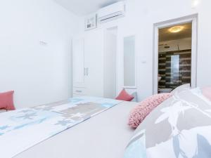 Apartments Villa Bell Memories- Two Bedroom Apartment with Balcony and Sea View A3