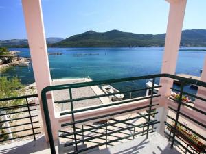 Apartments Ere Zuronja-One-Bedroom Apartment with Sea View 2