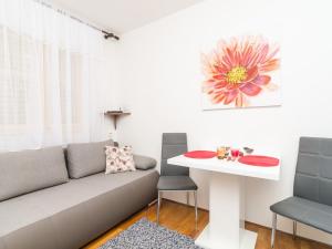 Apartment Adea - One Bedroom Apartment with Terrace