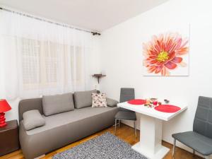 Apartment Adea - One Bedroom Apartment with Terrace