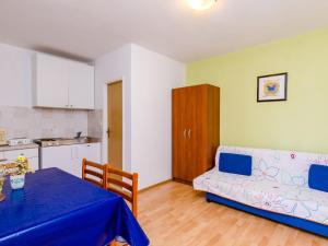 Apartments Glavor - One Bedroom Apartment with Terrace and Sea View A1