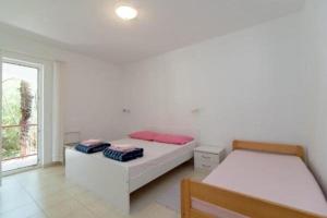 Apartments Boguvila - Two-Bedroom Basic Apartment with Terrace A1 - ST