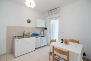 Apartments Boguvila - Two-Bedroom Basic Apartment with Terrace A1 - ST