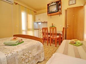 Apartments Sea Line - Two Bedroom Apartment with Terrace and Sea View