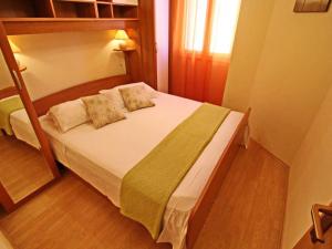 Apartments Sea Line - Two Bedroom Apartment with Terrace and Sea View